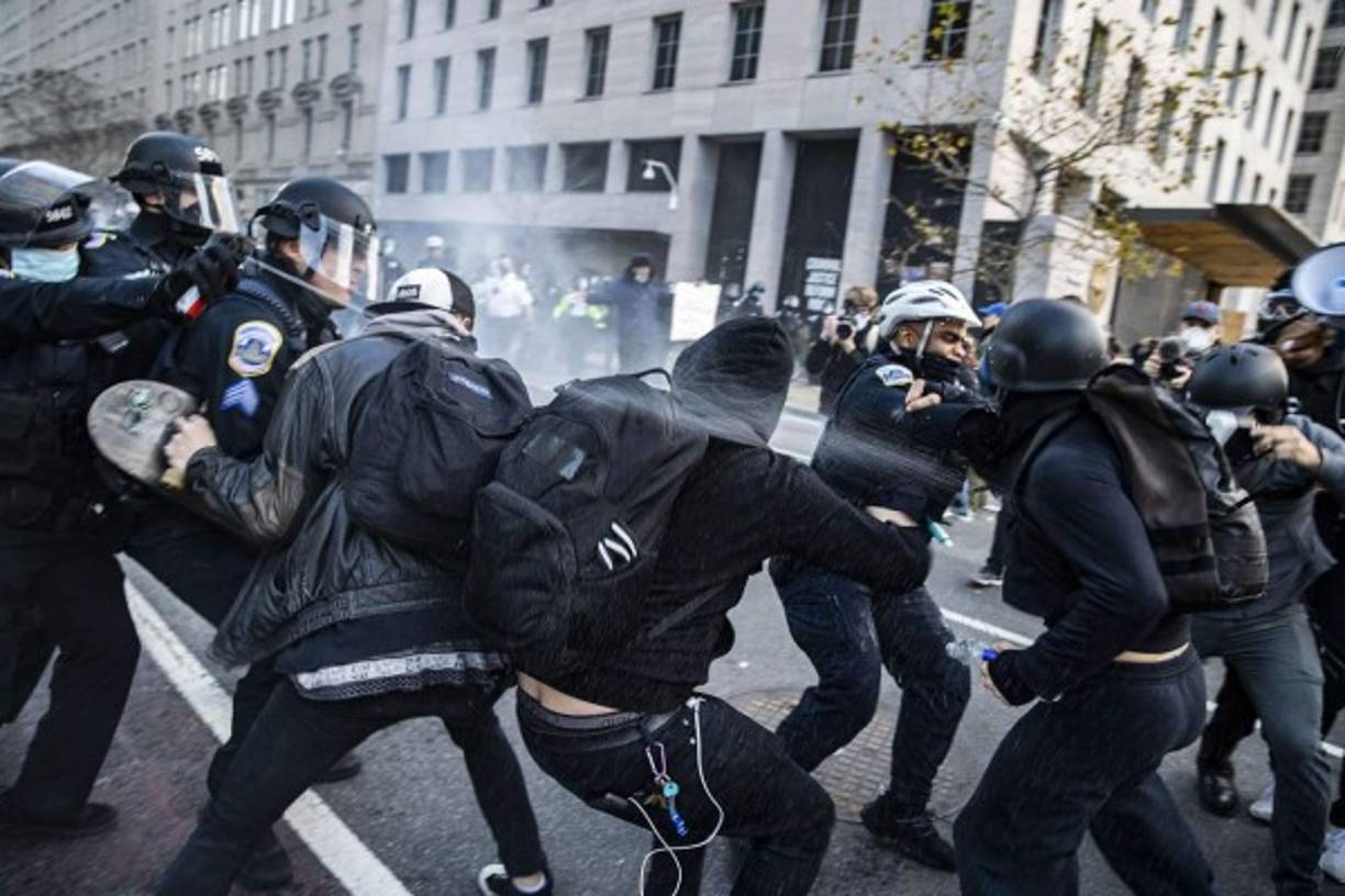 La alta instancia judicial resolvió desestimar la querella presentada por un aliado de Trump, el fiscal general de Texas, el republicano Ken Paxton, para dar la vuelta al resultado de las elecciones presidenciales que ganó Biden.<br/>