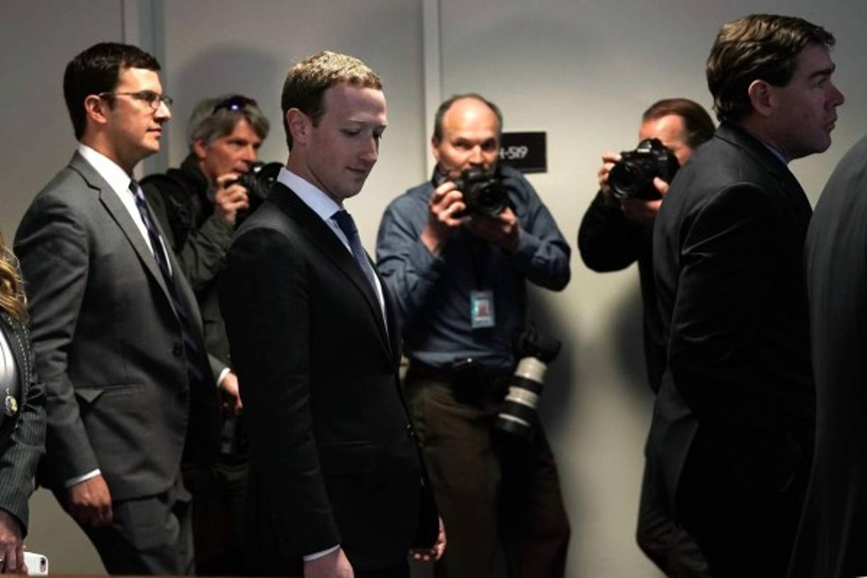 'Inicié Facebook, lo administro y soy responsable de lo que sucede', apuntó el empresario de 33 años, definiendo su compañía como 'idealista y optimista'. 'Nos enfocamos en todo lo bueno que pueden aportar las personas que se conectan', dijo.