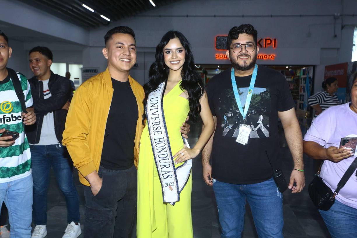 Asimismo, la carismática comunicadora hondureña manifestó su gratitud por el <b>cariño </b>y apoyo de la población que asistió a acompañarla en este día especial.<b> </b>