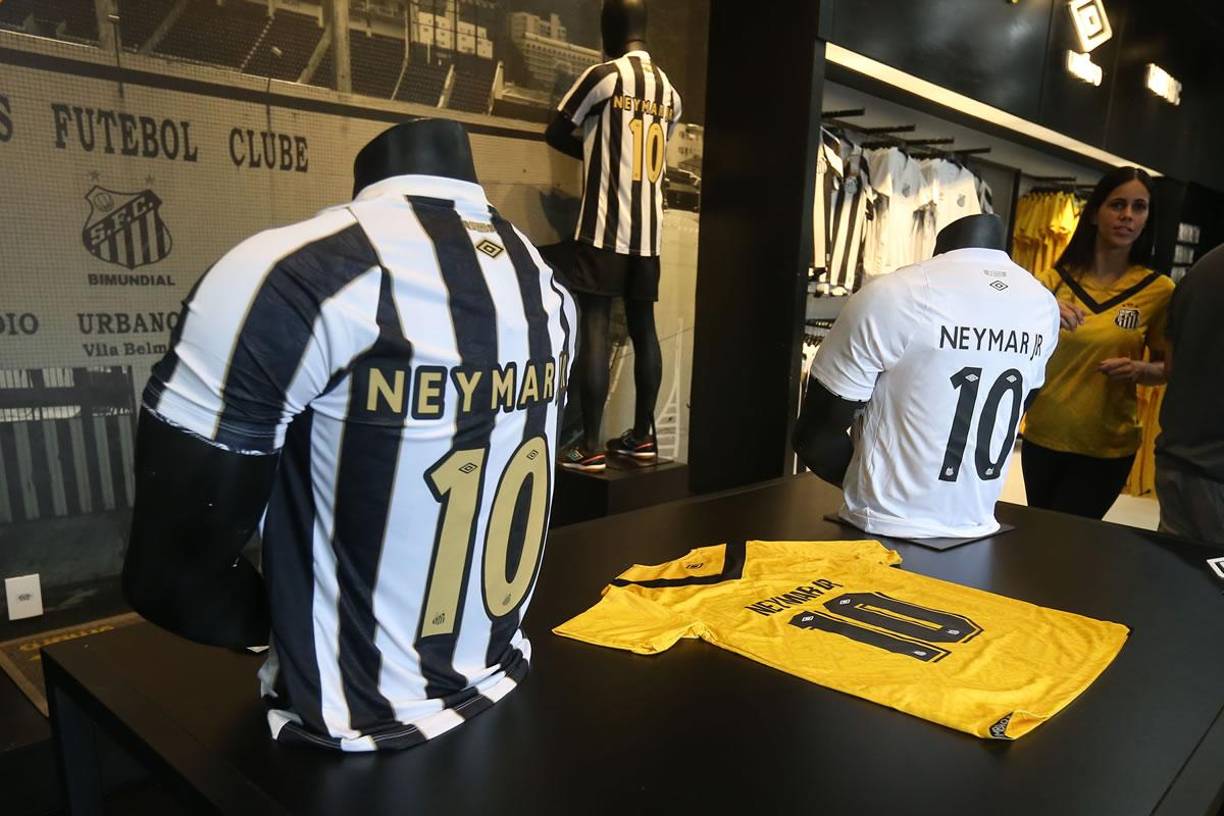 Camisetas con el número y el nombre de Neymar ya se han empezado a vender en el Santos.