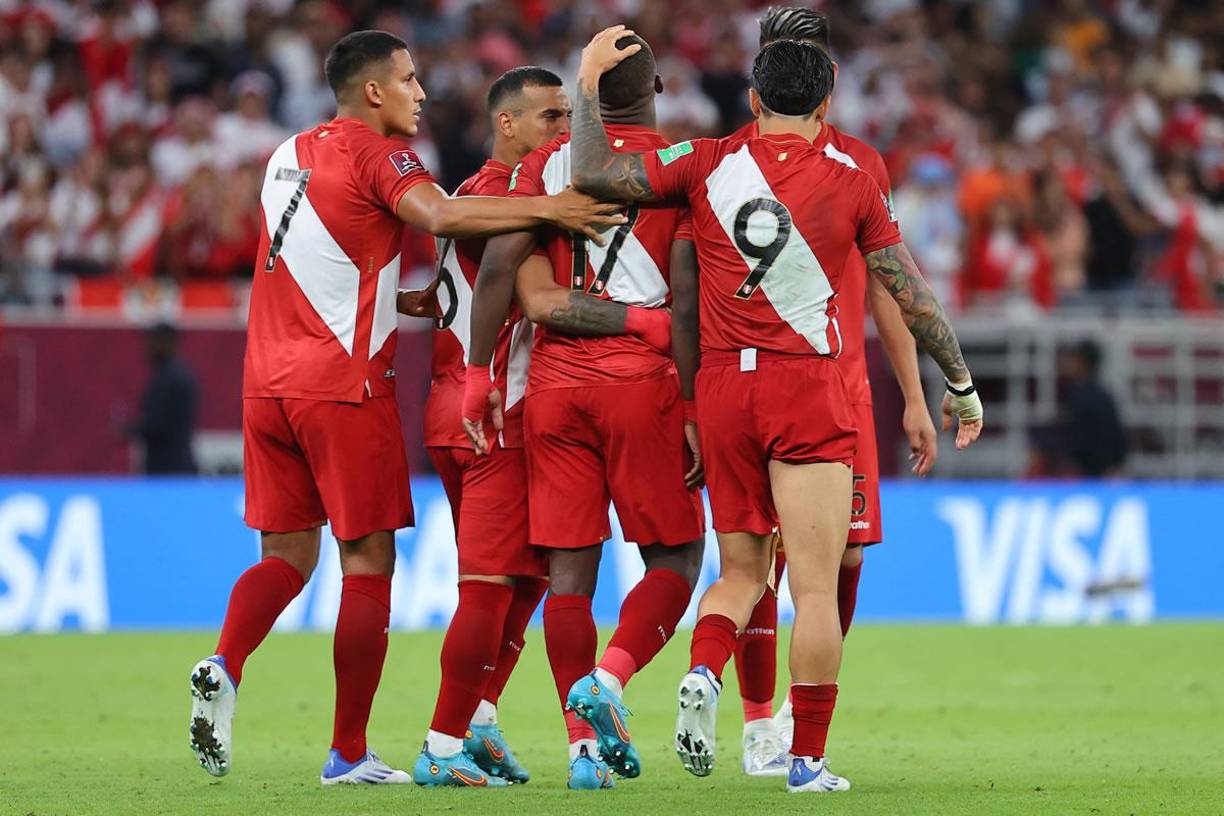 Luis Advíncula es consolado por sus compañeros tras la dolorosa eliminación de Perú.