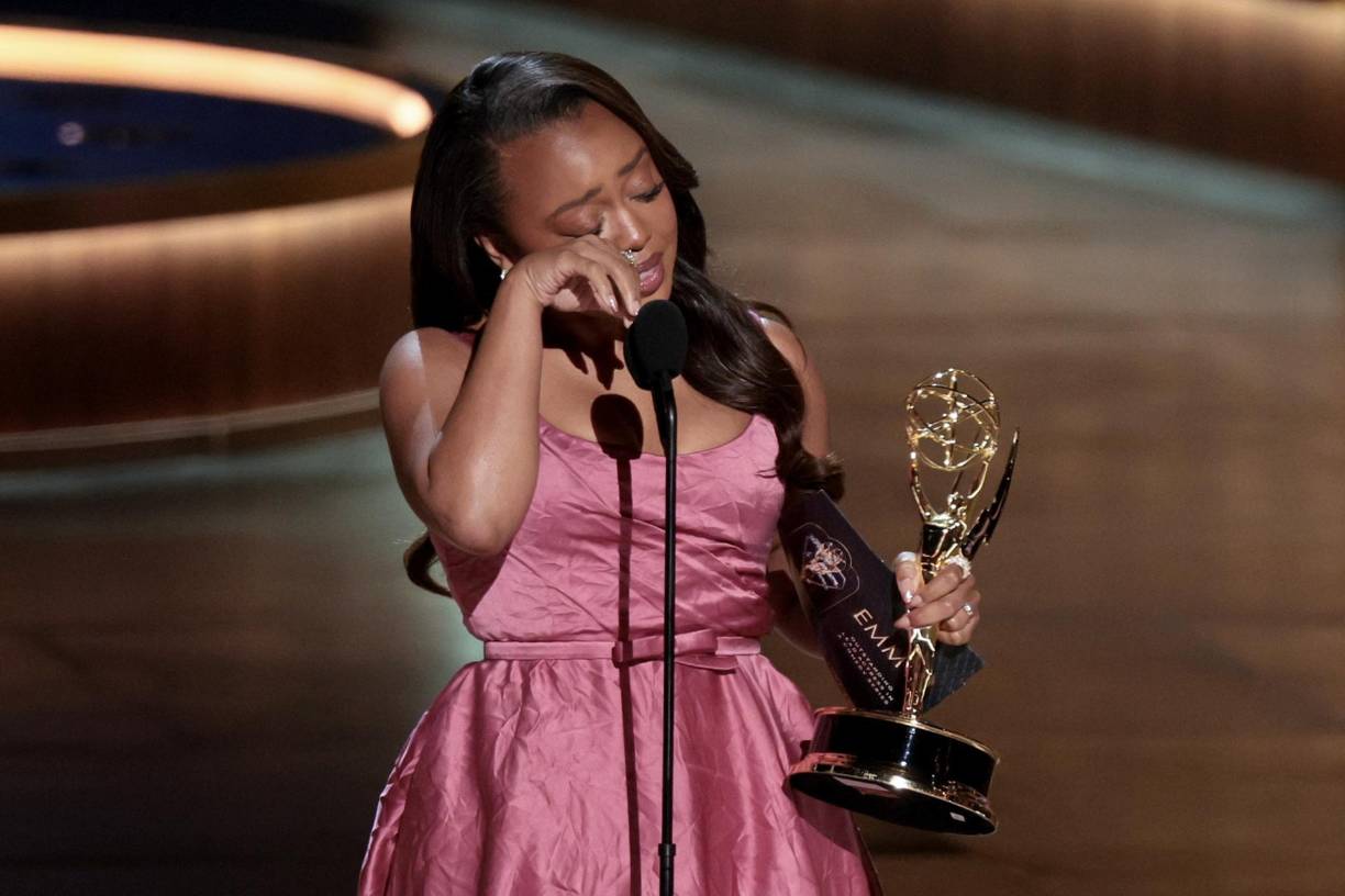 Quinta Brunson reaccionó con lágrimas al recibir el premio como mejor actriz de comedia en 'Abbott Elementary'.