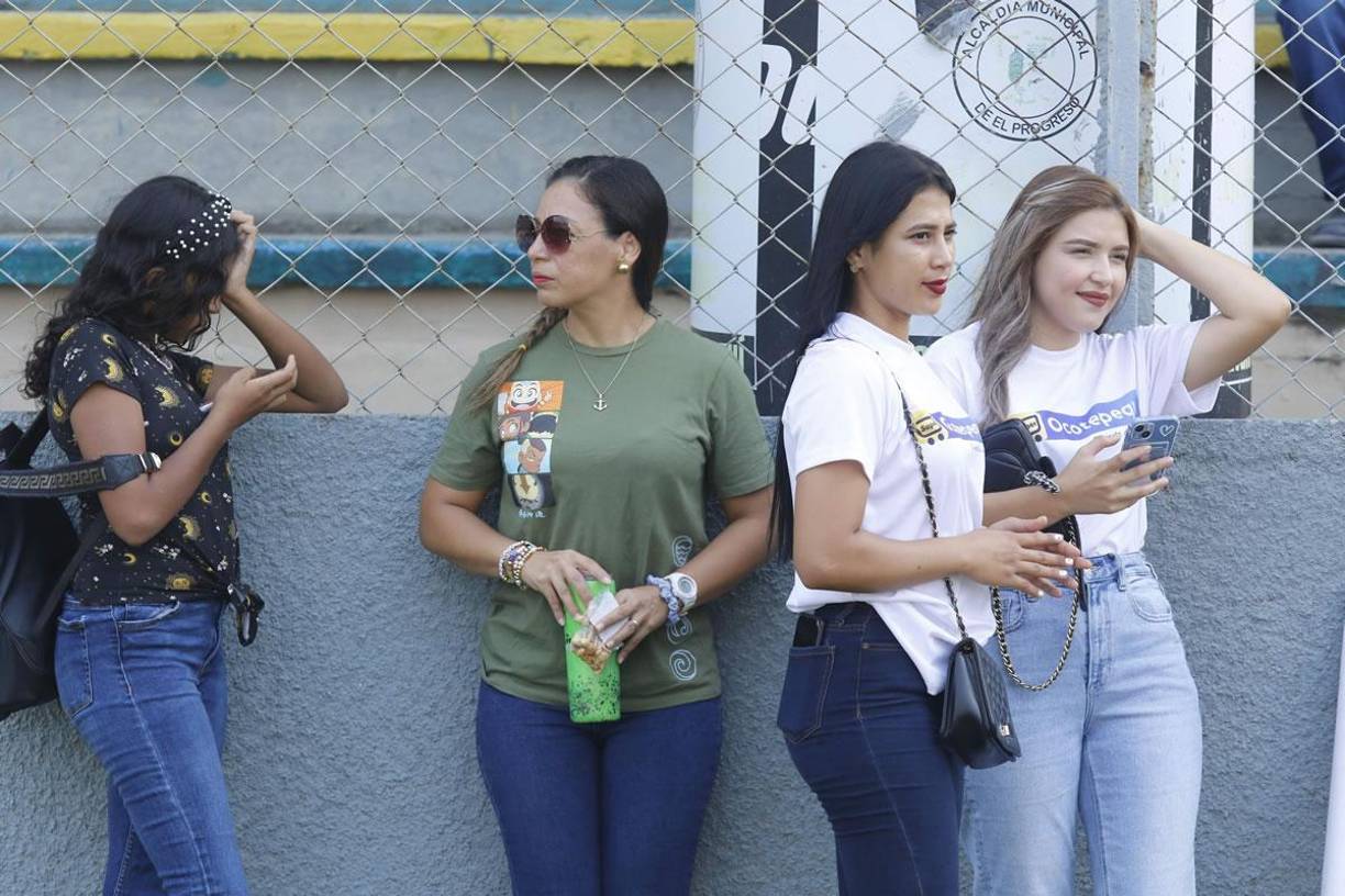 Familiares de algunas de las leyendas asistieron al juego.