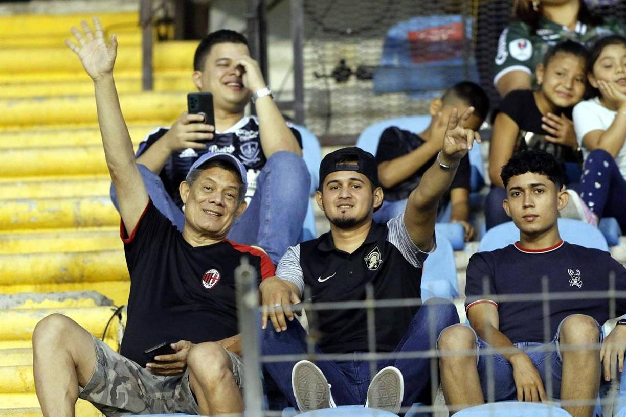 Un buen ambiente se vivió en las gradas el coloso sampedrano.
