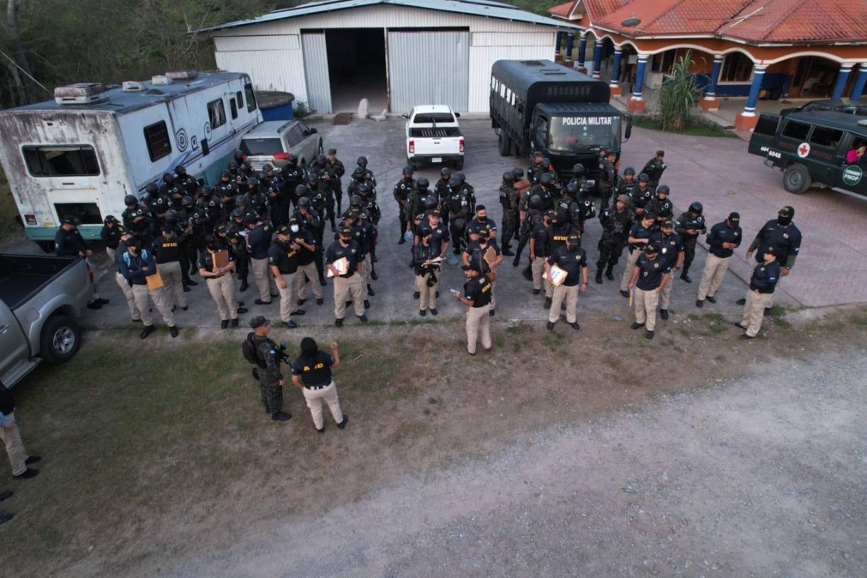 Tras los allanamientos, técnicos en procesamiento de la escena del crimen de la Atic harán la búsqueda de drogas, dinero, armas, documentación y recolección de indicios relacionadas a las actividades ilícitas de los sucesores de los Valle Valle.