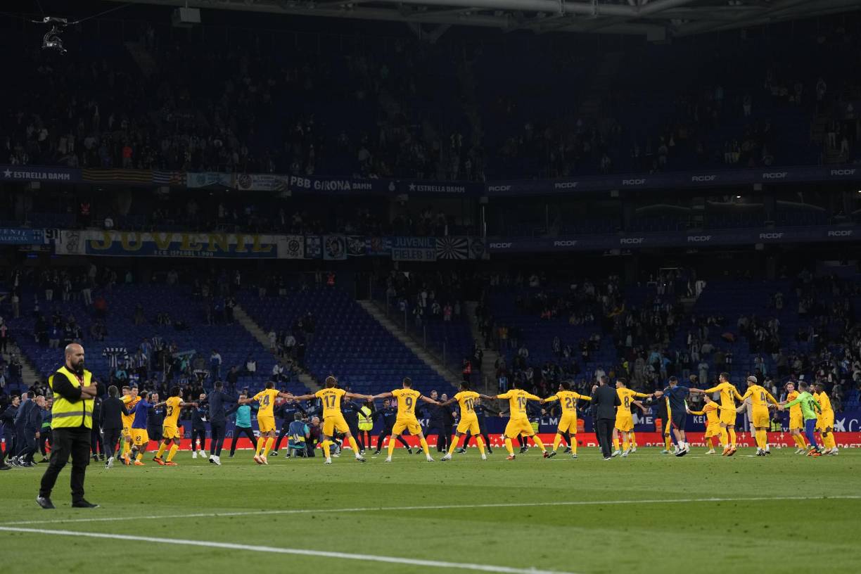 Tras ganar 4-2 en el campo del Espanyol, los jugadores del Barça empezaron a celebrar en el centro del campo haciendo un círculo cogidos por las manos, mientras su técnico Xavi Hernández, ya se había metido a la caseta por respeto al Espanyol.