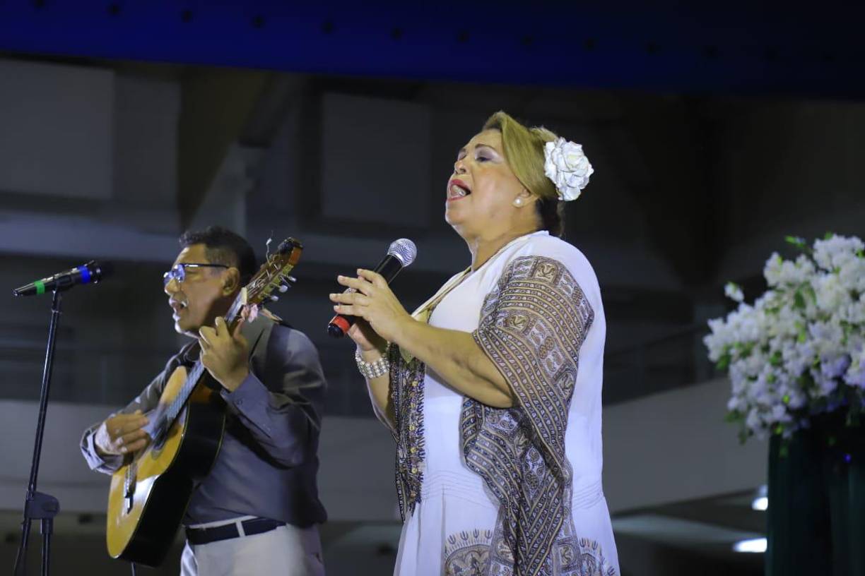 En un ambiente emotivo y nostálgico, los artistas entonan notas en honor al intérprete de “Noche de Luna en La Ceiba”. En la imagen, Oneyda de América, amiga y colega de Moisés Canelo.