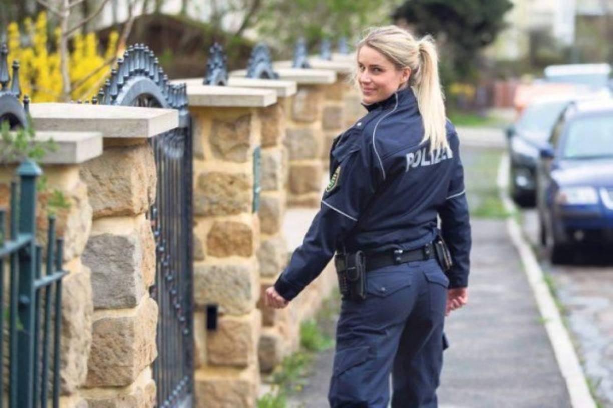 Koleszar se siente orgullosa de su trabajo y su belleza siempre destaca con su uniforme.