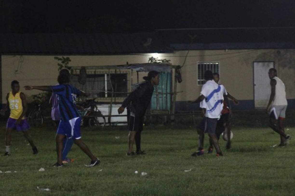 A su estilo y sanamente, así se divierten los habitantes de Bajamar. Una de las actividades favoritas es el deporte y la pesca. También juegan dominó y naipes.