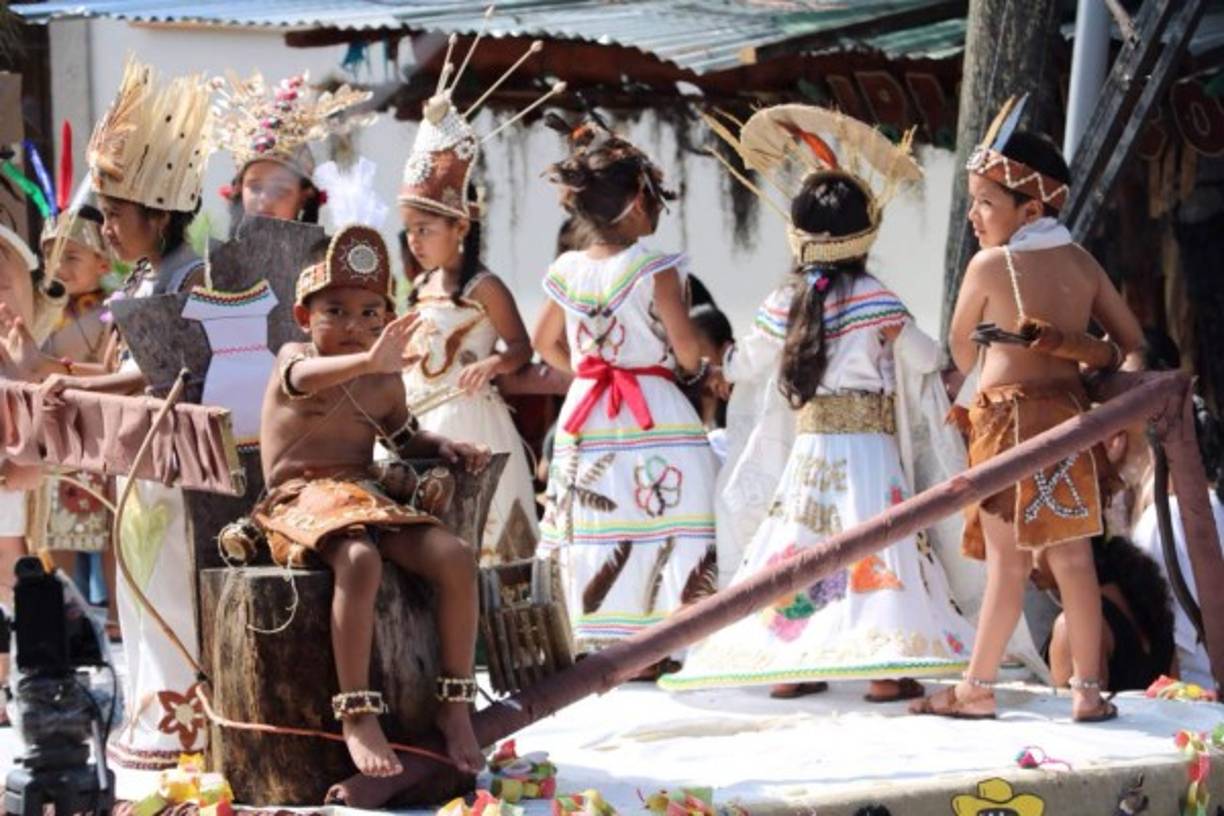 Más imágenes de niños vestidos de indígenas.