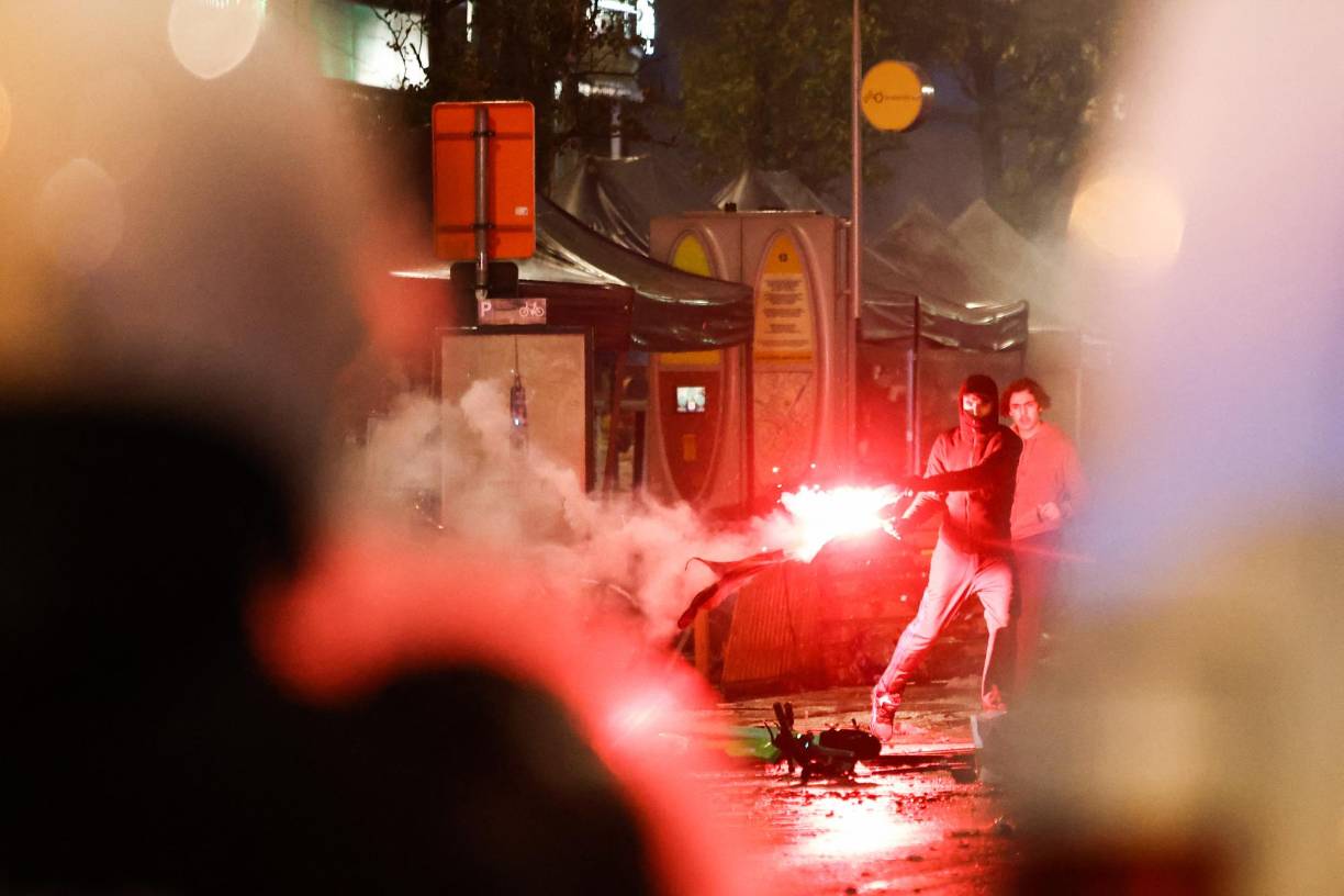 La policía señaló el uso de material pirotécnico, el lanzamiento de proyectiles, la presencia de manifestantes armados con bates, un incendio en la vía pública y la destrucción de un semáforo.