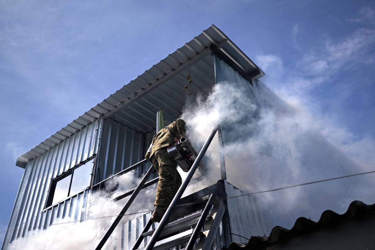 De acuerdo a las autoridades sanitarias, las constantes lluvias en el país han hecho proliferar las aguas estancadas, que sirven de criadero ideal para el mosquito transmisor del <b>dengue</b>, el Aedes aegypti.