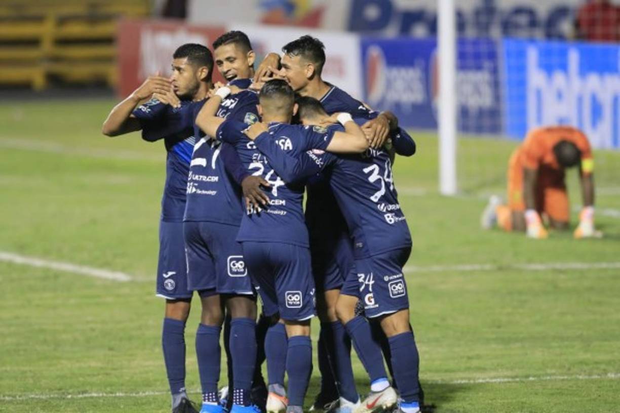 Unidos. Los jugadores del Motagua felicitaron a Rubilio Castillo por su gol.