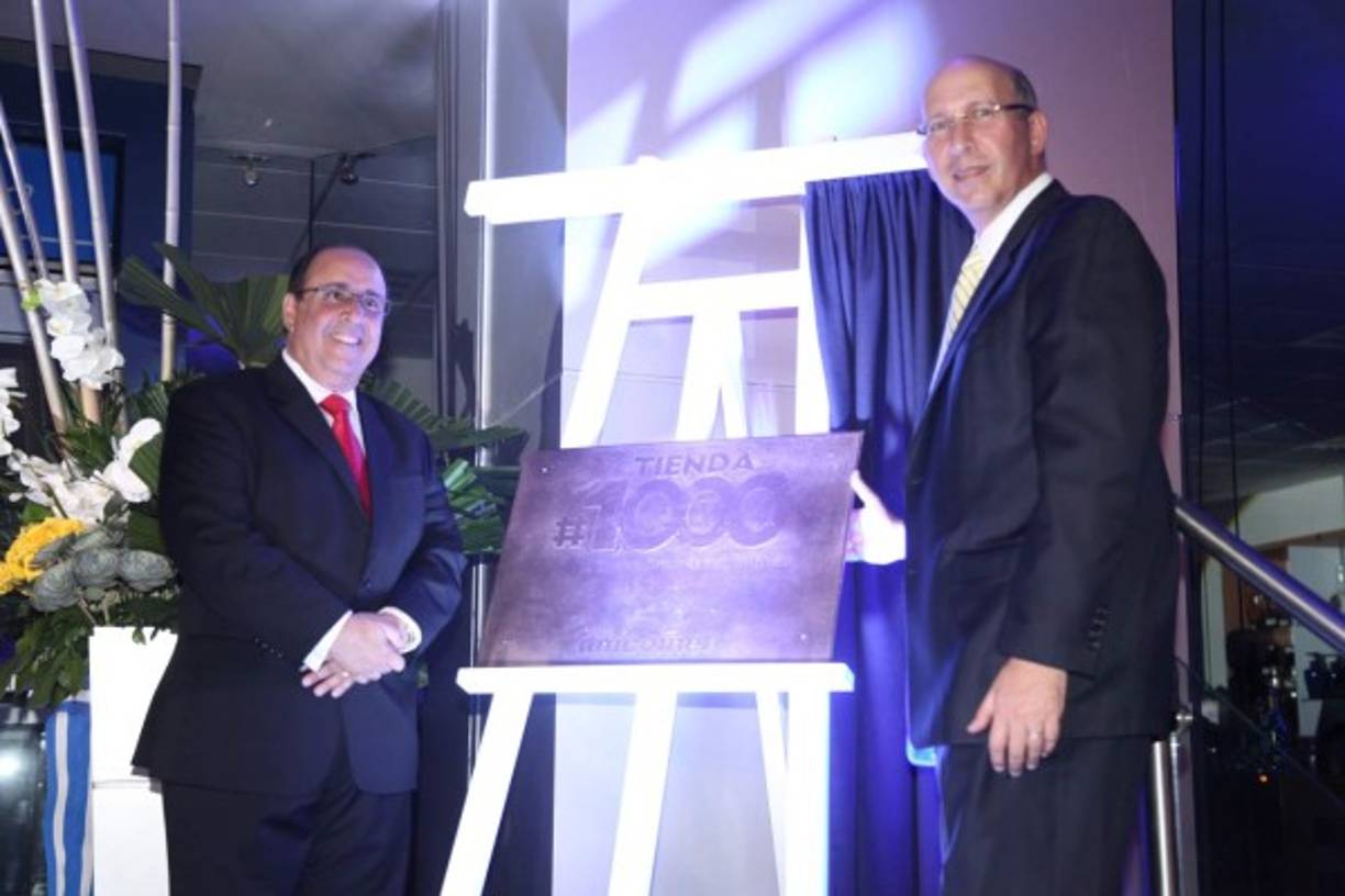 Los anfitriones Mario y Guillermo Simán, presidente y vicepresidente de grupo Unicomer.