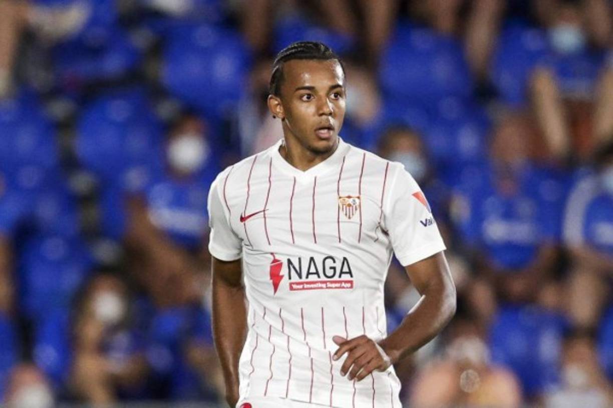 El futuro de Jules Koundé puede resolverse antes del fin de semana, a días del cierre del mercado. El Chelsea ha lanzado una oferta de 50 millones de euros por el defensa francés, según 'Sky Sports'. El Sevilla no tiene necesidad de vender al jugador y espera una oferta mucho más elevada para aceptar.