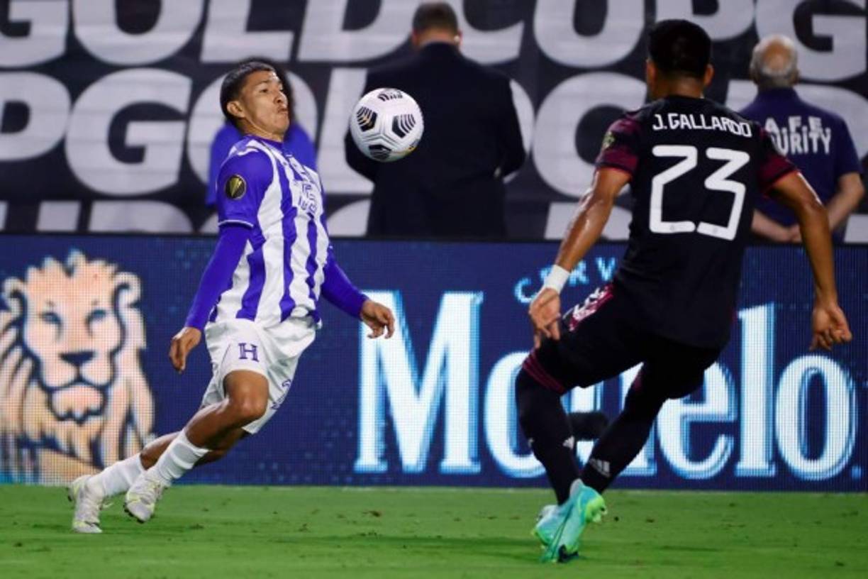 Kevin López bajando el balón con el pecho ante la presión del mexicano Jesús Gallardo.
