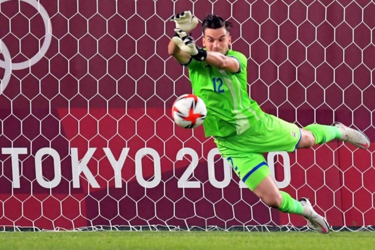 El portero rumano Marian Aioani salvando a su selección tras un disparo hondureño.