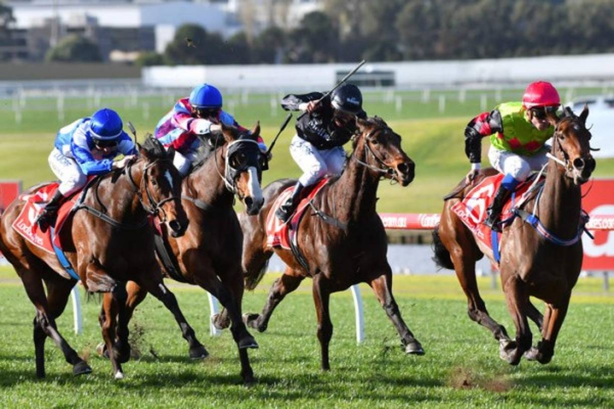 CARRERAS. Galope al campeonato. Chris Caserta (rojo y verde) monta a Princess para ganar la competencia Sandown Lakeside, en Melbourne, Australia.