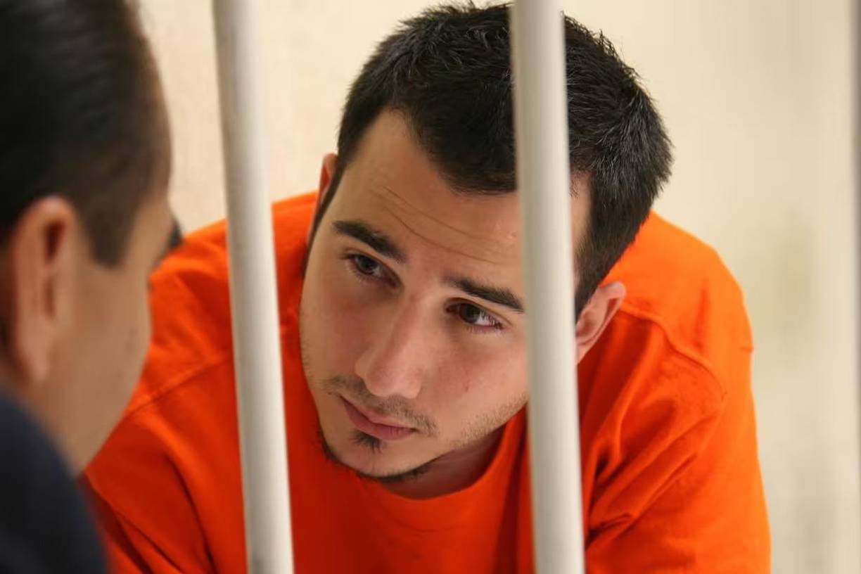 Sin embargo, el encuentro se tornó violento, y en el proceso Santoy asesinó a los hermanos menores de Erika, Erik y María Fernanda, de tan solo 7 y 3 años respectivamente.