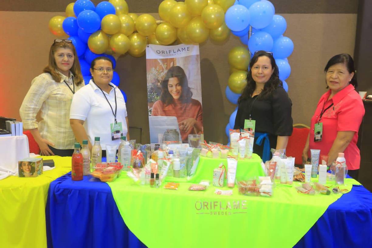 Rosa Pereira, de blusa color rosado, junto a colaboradoras de la compañía de belleza Oriflame. 