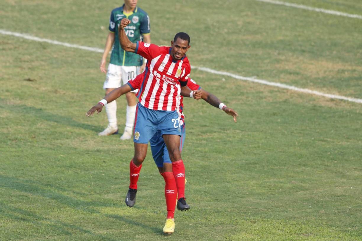Así festejó Bengtson su gol ante Marathón. 