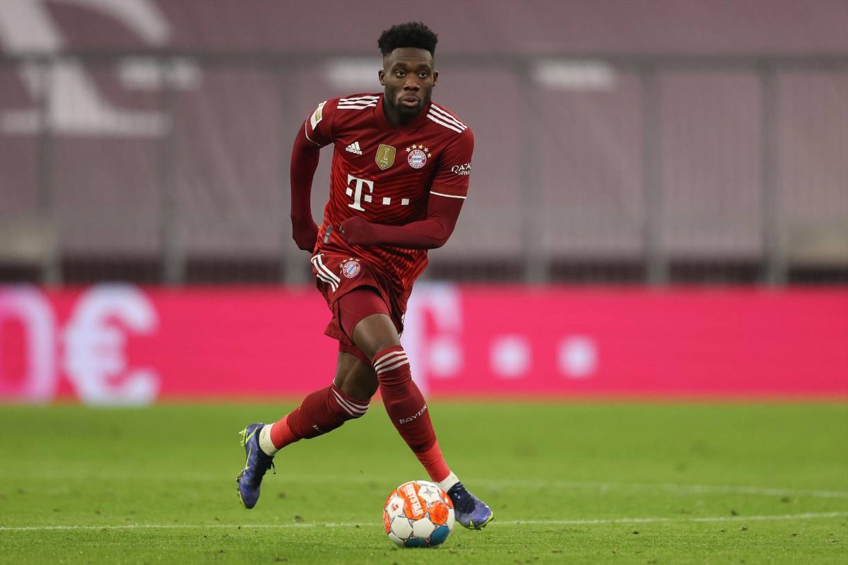 Alphonso Davies - El lateral izquierdo canadiense es uno de los mejores en su puesto en la actualidad. Titular en el Bayern Múnich y también hizo historia en Qatar 2022 al marcar el primer gol de Canadá en un Mundial.