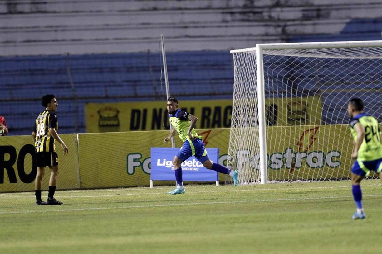 Erick Andino corriendo a celebrar su golazo contra el Real España para el 0-1.