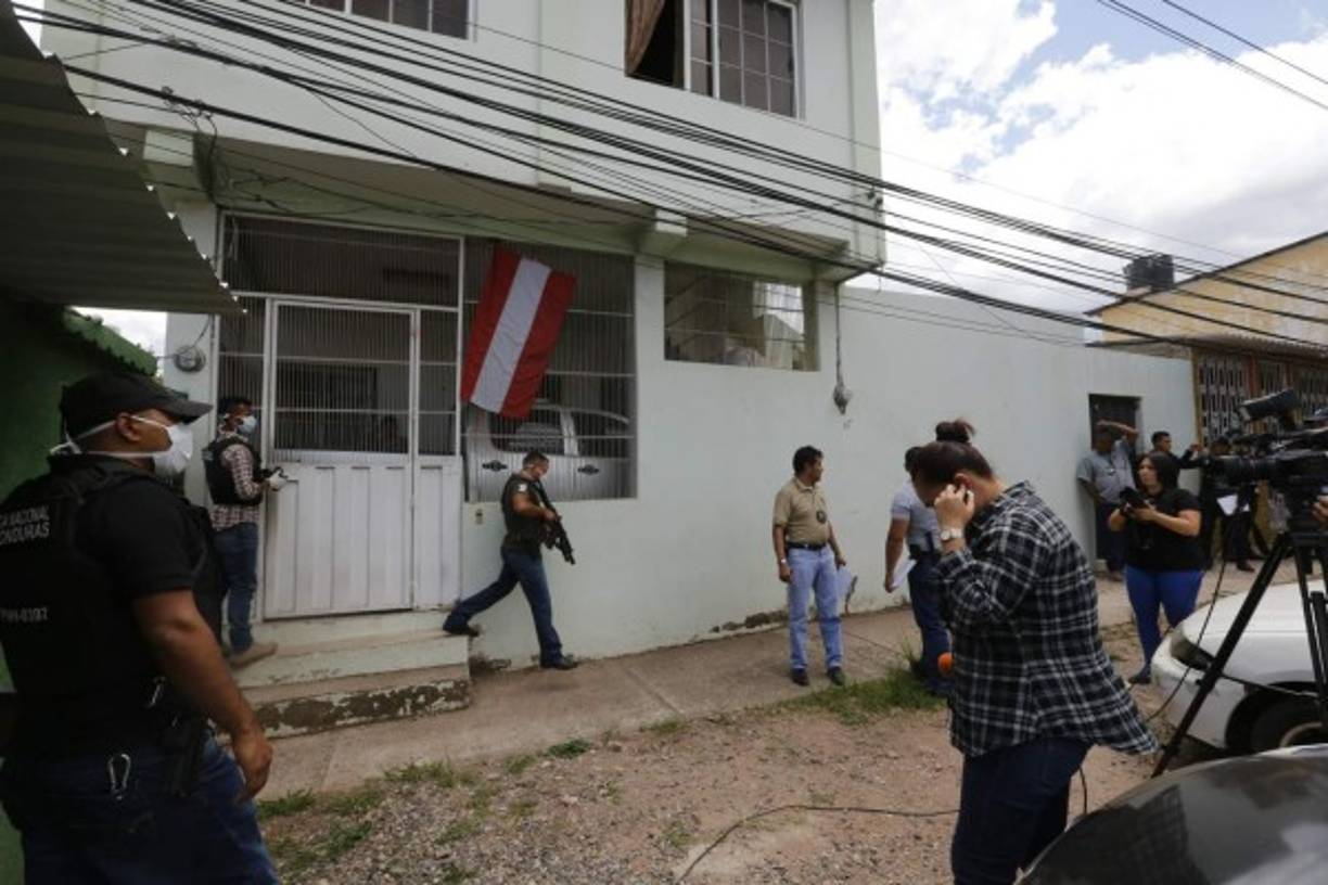 Autoridades, medios, familiares y amigos se hicieron presentes a las afueras de la residencia del diputado Marco Antonio Andino.