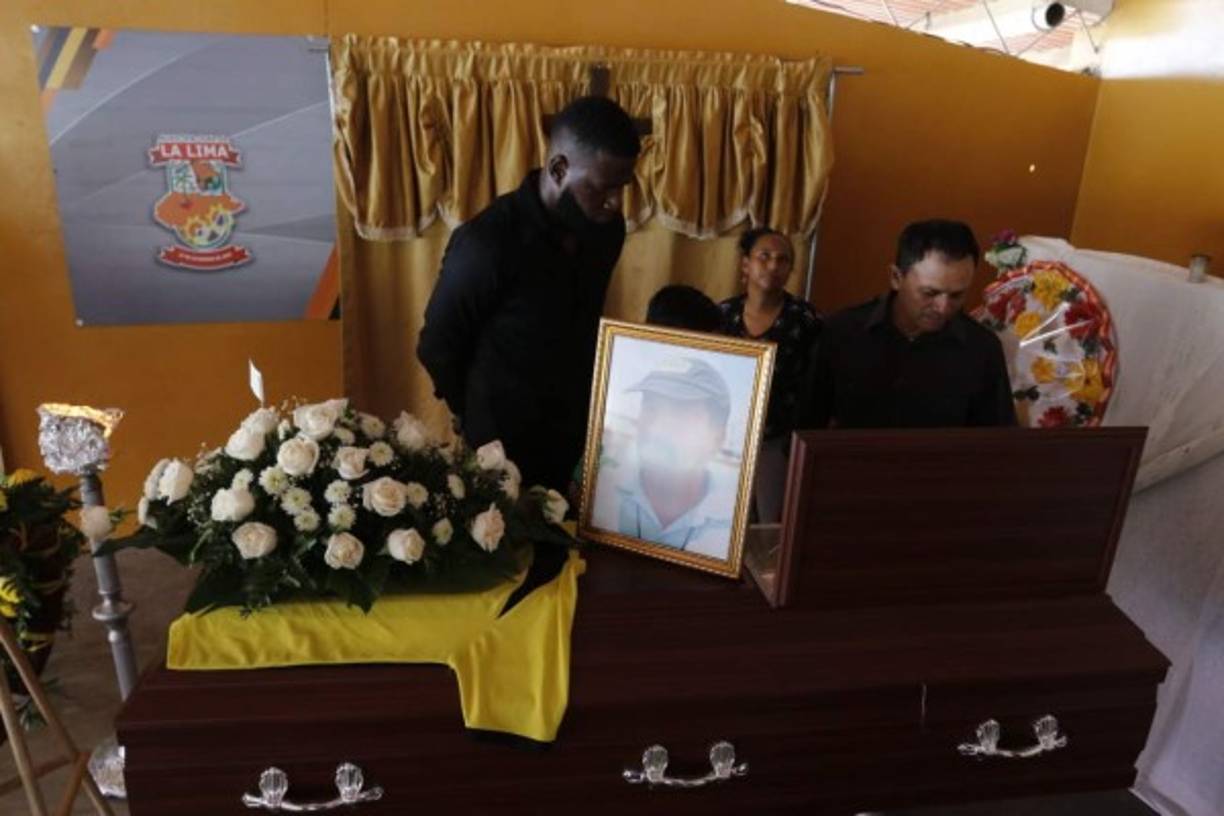 Muchos amigos llegaron a darle el último adiós al entrenador hondureño.