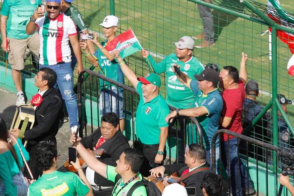 El presidente del Marathón, Orinson Amaya, disfrutó con sus aficionados y los mariachis.
