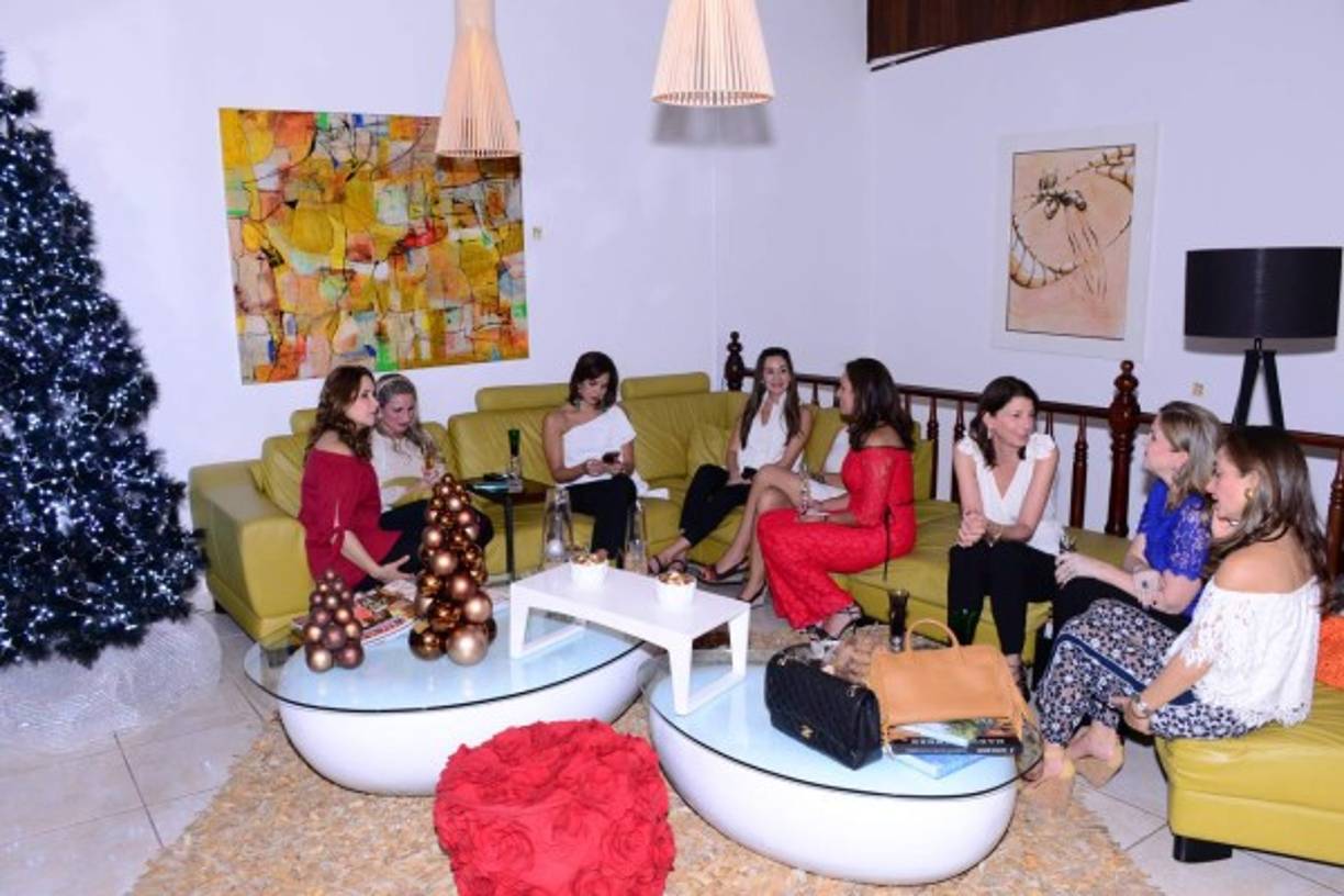 Las invitadas charlaron de lo más felices en la residencia Medina Guillén.