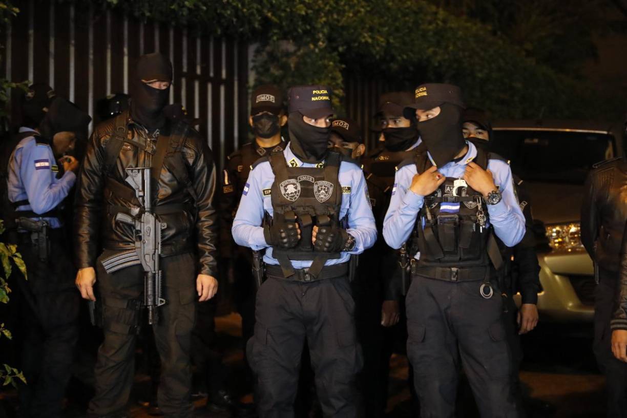 Autoridades rodean casa del expresidente Juan Orlando Hernández