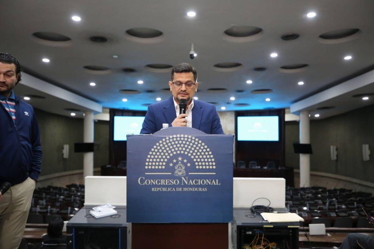 El funcionario detalló que existen evidencias visuales que sugieren que el diputado Jack Uriarte habría ingresado explosivos ocultos en su saco, según se observa en videos capturados durante una sesión parlamentaria.