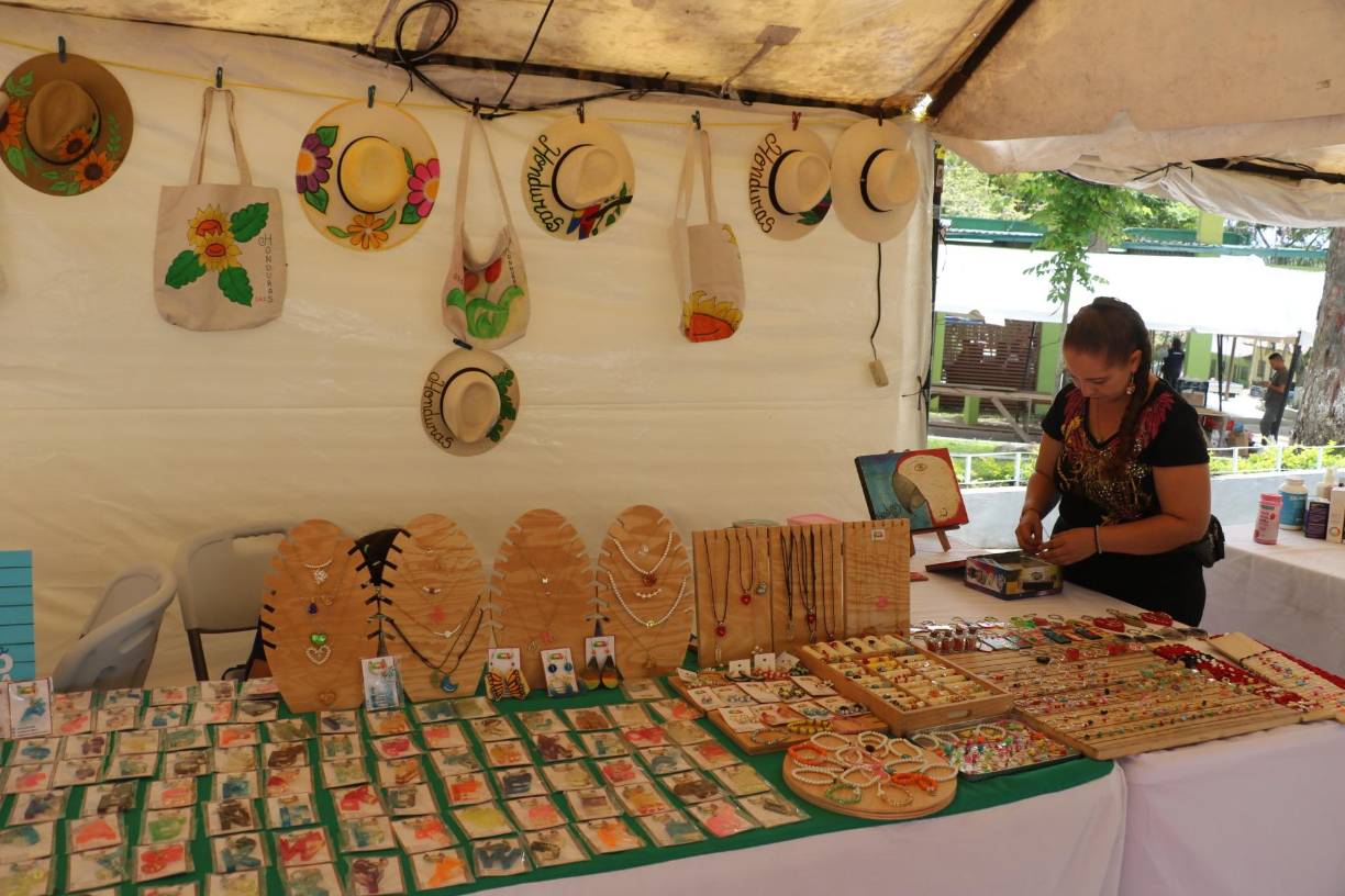 Con su oferta diversa de actividades y la presencia de artesanos locales, la Feria de Los Llanos continúa siendo un reflejo de la rica cultura y vitalidad de Santa Rosa de Copán. 