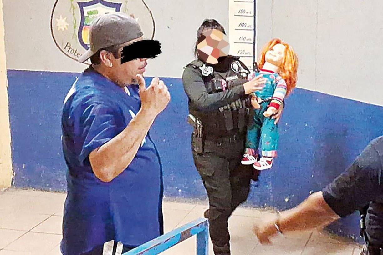 Posteriormente, las autoridades reconocieron que esposar al “muñeco diabólico” fue más una broma llevada a cabo ante la insistencia de los medios de comunicación presentes en el lugar de los hechos.