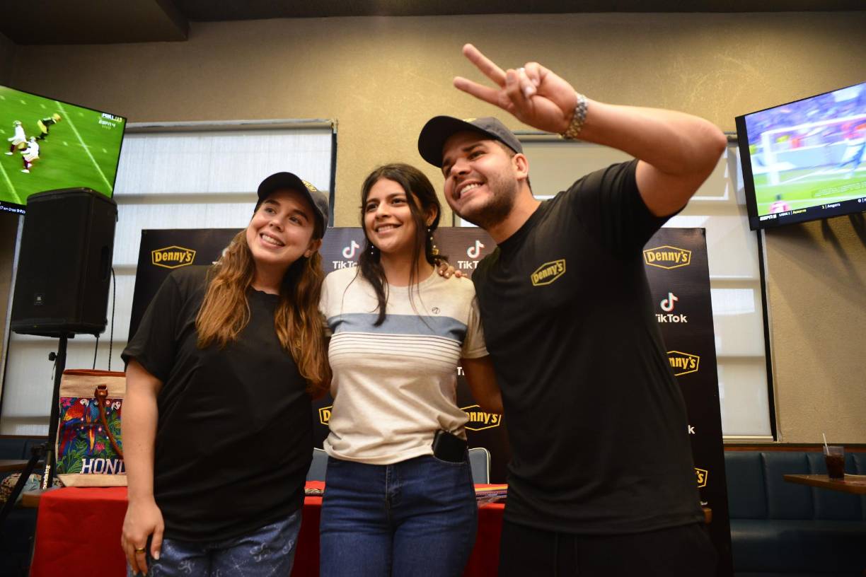 Jóvenes, adultos y hasta niños se acercaron a Antonia y Chavi para capturar fotografías, videos y conversar un rato con ellos. 