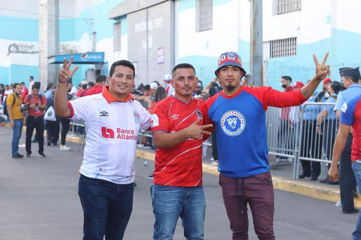 Estos amigos olimpistas no fallaron llegando desde temprano al estadio Nacional Chelato Uclés.