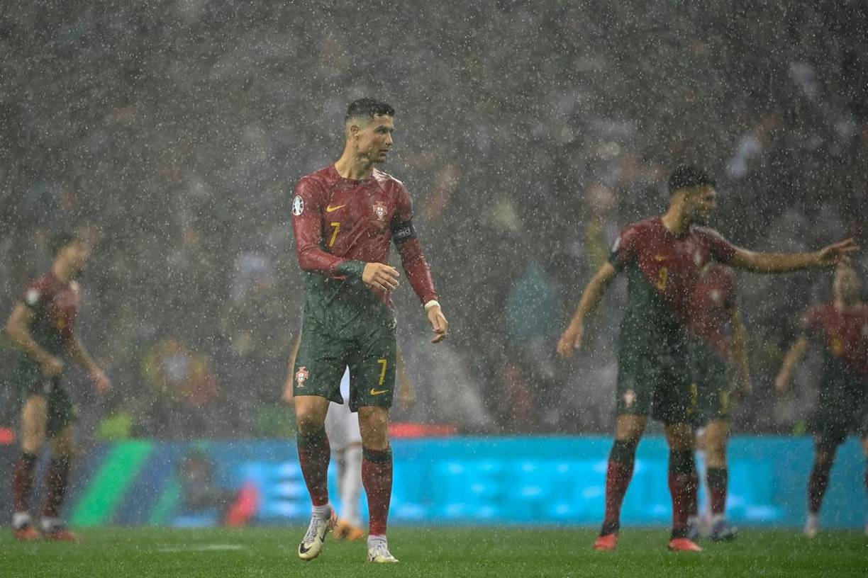En el segundo tiempo del juego llegó la lluvia y así fue captado Cristiano Ronaldo, totalmente empapado de agua.