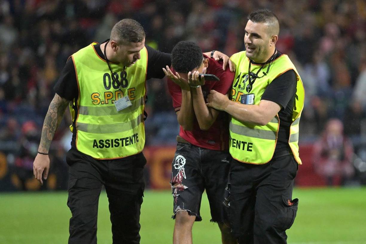 Tras la amabilidad de Cristiano Ronaldo, el aficionado rompió a llorar de emoción.
