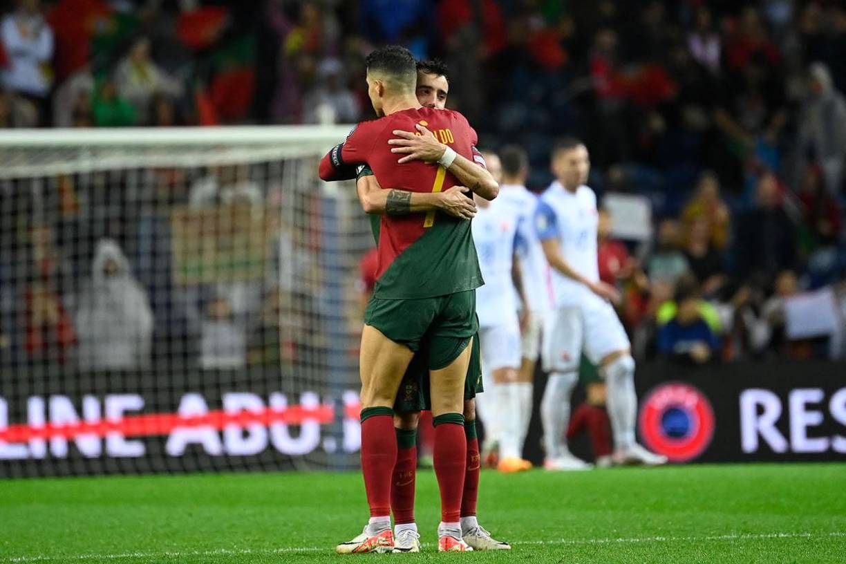 Cristiano Ronaldo se abrazó con Bruno Fernandes para celebrar la victoria y clasificación de Portugal a la Eurocopa 2024.