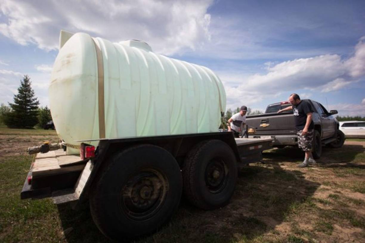 La primera ministra provincial señaló que las autoridades quieren abrir una ruta de acceso para evacuar de forma segura a los refugiados pero que mientras tanto la provincia va a montar un puente aéreo para transportar suministros a los 25.000 desplazados.