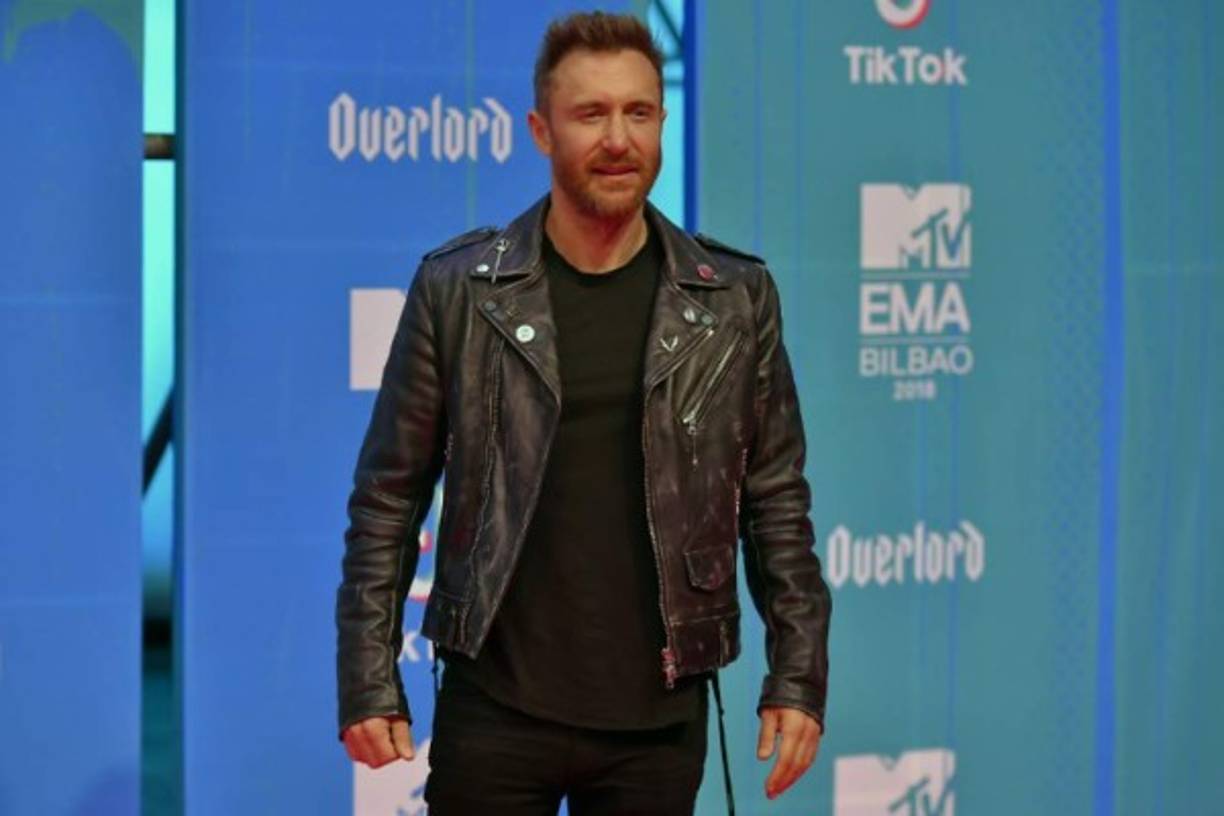 Con un estilo rockero llegó el DJ francés David Guetta.