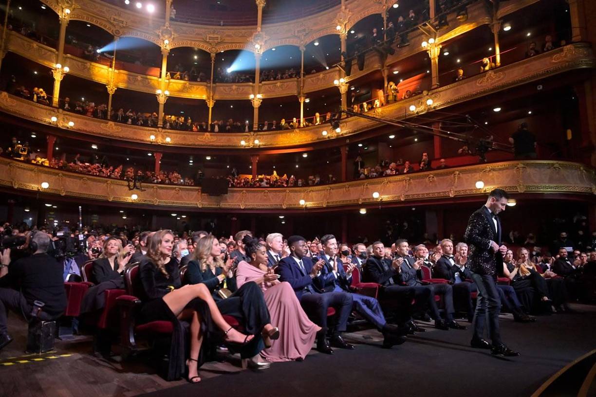 Lionel Messi caminando al escenario para recibir su séptimo Balón de Oro 2021.