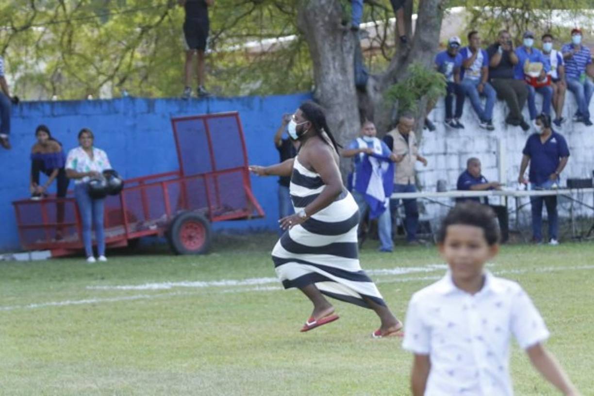 Con un peculiar vestido, 'La More' se coló en los festejos del Victoria y desató la risa en los aficionados que llegaron a la sede del cuadro ceibeño.