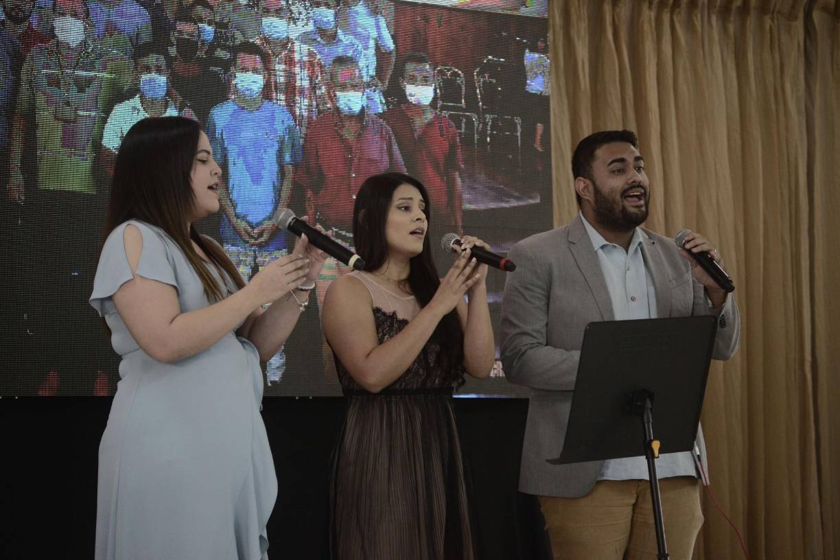 El Coro OSOVI interpretó tres canciones como agradecimiento al padre Vicente por su labor