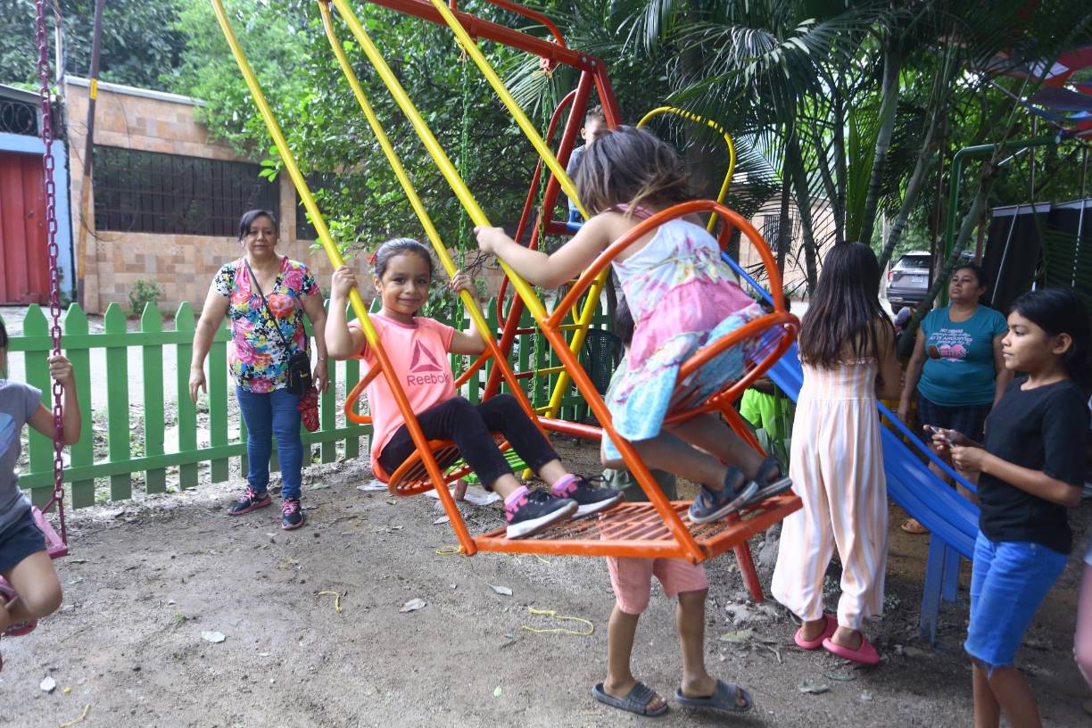 Los niños de Chamelecón se mostraron muy contentos por el nuevo parquecito, hecho especialmente para disfrute de los menores.