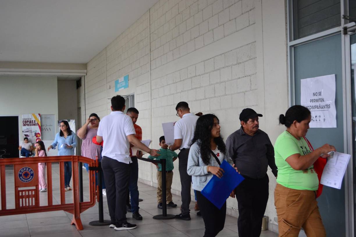 Obtener el pasaporte es uno de los trámites con mayor demanda en el país. Las ocho oficinas del Instituto Nacional de Migración son abarrotadas todos los días por hondureños de diferentes partes de Honduras.