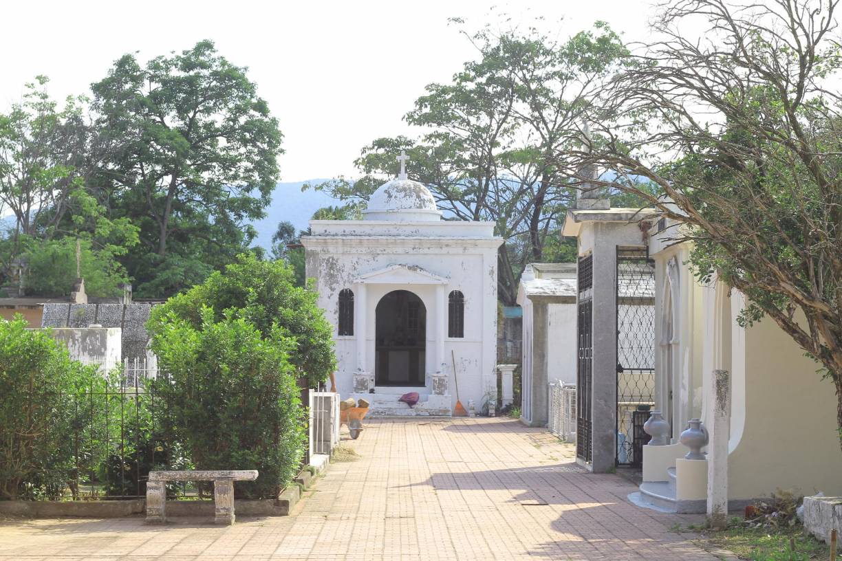 Una de las construcciones más antiguas de este cementerio es la Capilla Funeraria Cesteria Renacentista Neoclásica, la cual décadas atrás sirvió como velatorio. Sin embargo, actualmente está en fuera de uso por daños de infraestructura. 