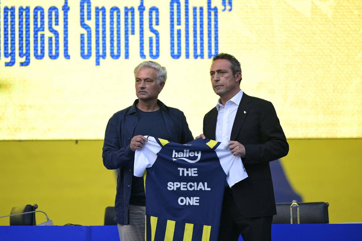 El emblemático entrenador portugués José Mourinho fue presentado este lunes como nuevo entrenador del Fenerbahçe, con el objetivo de devolver al club a la élite del fútbol turco, pero “sin promesas” en cuanto a títulos.