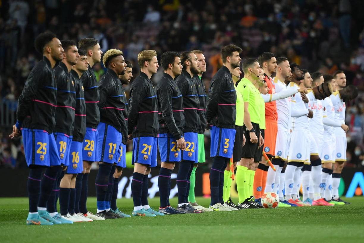 Los equipos titulares del Barcelona y Napoli escuchando el himno de la Europa League.
